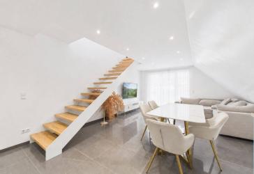 Wohnen auf zwei Ebenen - Moderne Maisonette mit ausgebautem Dachgeschoss & Balkon