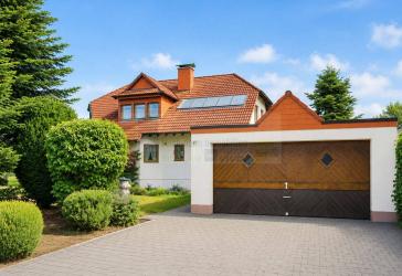 Freistehendes Wohnhaus mit Garten, Einliegerwohnung, Doppelgarage und ansprechender Raumaufteilung in ruhiger Sackgasse von Hüfingen.