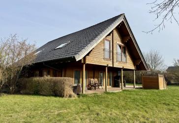 Exklusives Holz-Einfamilienhaus mit großzügiger Terrasse, traumhaftem Garten und Pool in bester Lage