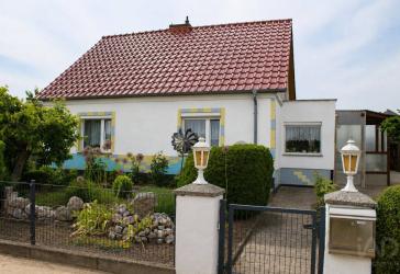 Solides Einfamilienhaus mit großem Garten, Garagen und Nebengebäuden