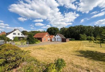Dörverden-Westen: Gemütliches Einfamilienhaus mit Anbauten, Kaminofen und unterkellertem Garagenhaus