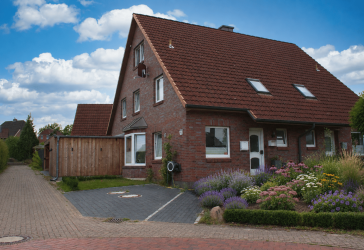Ihr neues Zuhause in Harsefeld: Renovierte Haushälfte mit ausgebauten Dachboden