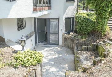Moderne 2-Zi.-Souterrain-Wohnung mit Terrasse, Duschbad, EBK, PKW-Stellplatz