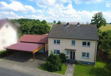 Großzügiges Zweifamilienhaus in ruhiger Ortsrandlage - 2.162 m² Grundstück, PV-Anlage und Fernwärme