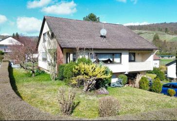 2-Familienhaus in idyllischer Lage mit Garage und großem Garten