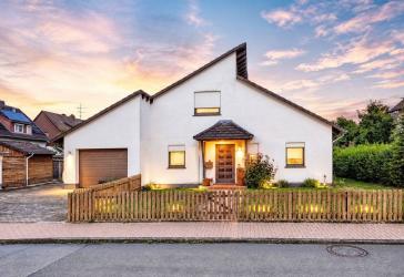 Freistehendes Einfamilienhaus mit offenem Wohnbereich, Galerie und großem Garten