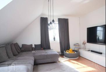 Moderne Oberwohnung mit Einbauküche und Stellplatz