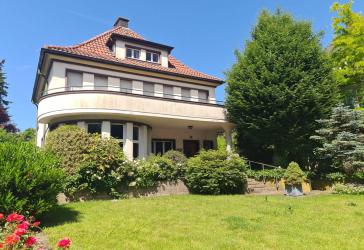 Ahlener Norden, eine sehr großzügige, imposante Villa mit einem parkähnlichen Grundstück.