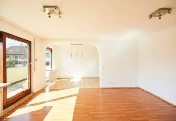 Großzügige 4,5-Zimmer-Wohnung mit Balkon, EBK & 2 Stellplätzen – provisionsfrei