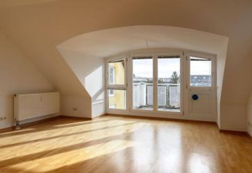 3 Zimmer Dachgeschosswohnung mit Sonnenterrasse und Balkon