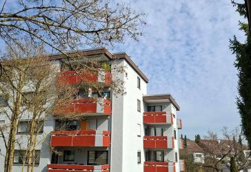 Kapitalanlage: Gepflegte 4,5-Zimmer-Wohnung mit zwei Balkonen und Garagenstellplatz