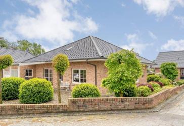 Stilvolles Wohnen am Ortsrand von Uelsen – luxuriärer Bungalow mit vollständigem Wohnprogramm im Erdgeschoss