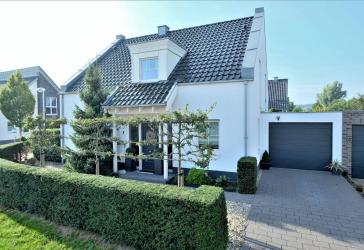 Neuwertiges, energieeffizientes Einfamilienhaus mit Garage in kinderfreundlicher Umgebung