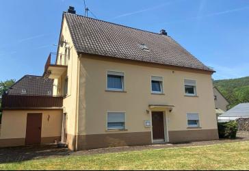 Freistehendes Einfamilienhaus mit großem Grundstück