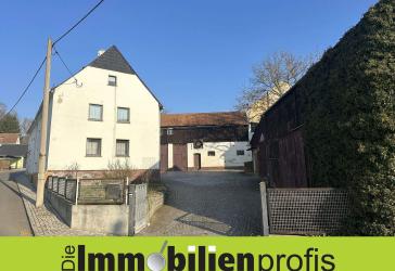 Plauen 4 km: Dreiseithof mit Scheunen, Garten und Baugrund