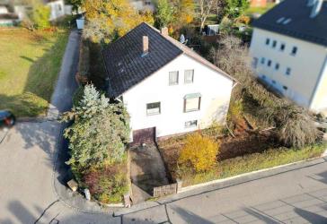 | Haus mit Entwicklungspotenzial | Einfamilienhaus mit großzügigem Grundstück und Ausbaureserve