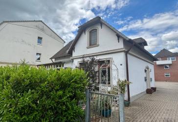 Bezugsfreie Eigentumswohnung über zwei Ebenen mit Gartenanteil und Carport (provisionsfrei).