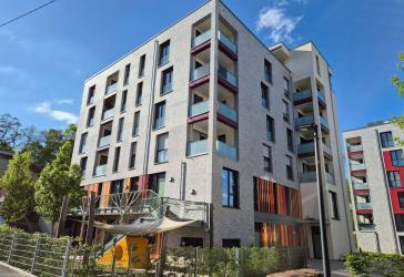 Sofort bezugsfertig statt Baustelle - neuwertige 4,5 Zimmer-Wohnung mit Loggia & 2 TG-Stellplätzen!