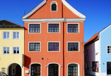 Vollvermietetes Wohn- und Geschäftshaus am Stadtplatz - 6,47 % Bruttorendite