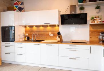 Moderner, freistehender Walmdachbungalow mit Pool und Schwedenofen