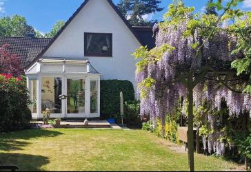Kleines, aber gemütliches Einfamilienhaus mit 2-3 Zimmern und einem schönen Garten