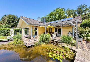 Wohnen wie im Urlaub - Exklusives Refugium im skandinavischen Landhausstil mit einzigartiger Garten- und Wasserlandschaft