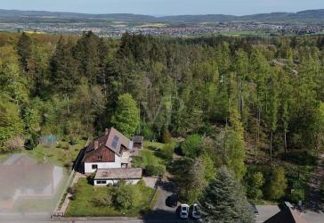 Von zwei Seiten vom Wald umgeben: Ein Anwesen mit Seltenheitswert