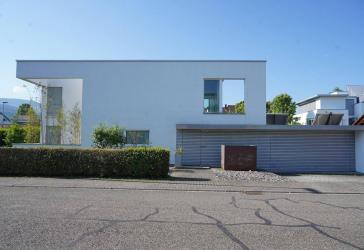 Architektenhaus im außergewöhnlichen Design in gehobener ruhiger, aber verkehrsgünstiger Lage