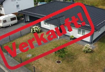Verkauft !! Barrierefreies Wohnen auf einer Ebene - Modernes Einfamilienhaus mit Doppelgarage