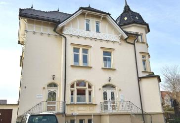 Große Stadtvilla in Eisenberg mit zwei Arztpraxen, einer Wohnung und einem Büro in bester Lage