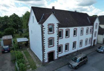 Sanierte drei Zimmer Obergeschosswohnung, gemeinschaftlicher Garten & Scheune