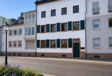 Kernsaniertes, hochwertiges Mehrfamilienhaus mit Garten in exponierter Lage!