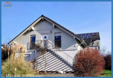 ETW im Dachgeschoss mit Keller, PV-Anlage und Garage