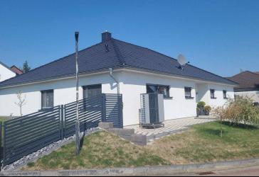 Wohnen auf einer Ebene in der 2. Lebenshälfte, mit PV-Anlage+Wallbox, unweit vom Geiseltalsee