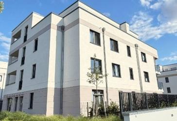 Familienfreundliche 4-Zi.-Wohnung mit 2 Bädern, Abstellraum, Balkon & TG-Stellplatz in Schönefeld
