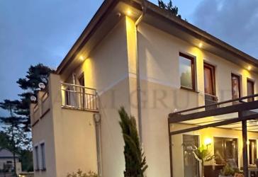 Exklusive Villa mit Einliegerwohnung, Pool und traumhaftem Gartenparadies!
