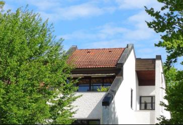 Lauschige 2-Zi.-Süd-DTW mit enormer Weite - zwischen Ortszentrum und altem Ortskern