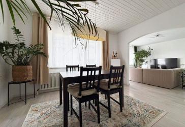 Sorry...leider reserviert. 7 helle Zimmer auf 149 m². Mit Terrasse und schicker Einliegerwohnung.