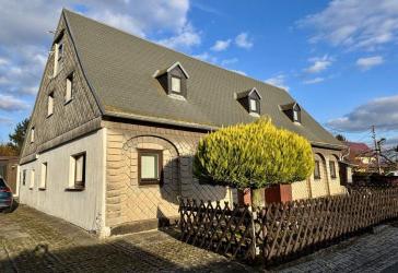 Gepflegtes Wohnhaus mit Garagen