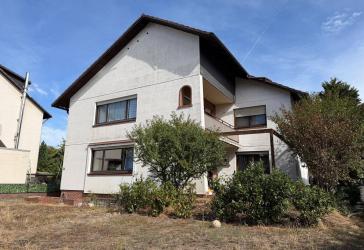 Zweifamilienhaus mit Ausbaupotenzial auf großzügigem Grundstück