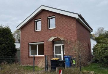 Zweifamilienhaus mit 3 Garagen
