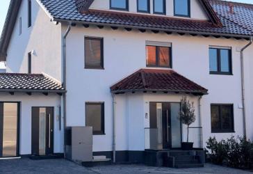 Exklusiver Neubau im Erstbezug: Stilvolles Einfamilienhaus mit separater Einliegerwohnung