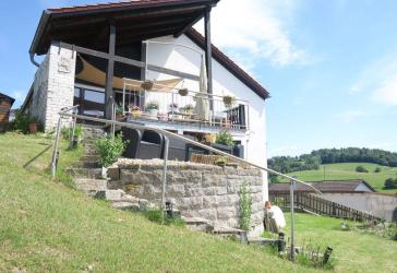 Einfamilienhaus m. Einliegerwohnung, PV-Anlage u. herrlichem Ausblick