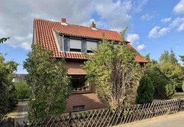 Einfamilienhaus mit großem Grundstück und zwei Garagen in Vienenburg - Wiedelah