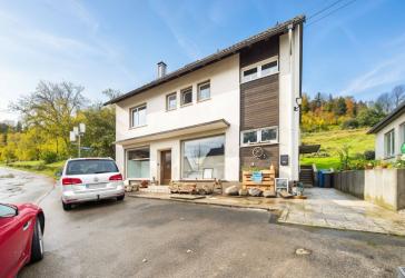 Vielseitiges Haus mit großem Garten und Ausbaupotential für Anlieger