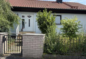 Bungalow mit 137 m² Wfl. und 937 m² Grund. Gepflegt + Teilsaniert. Lage ist perfekt für eine junge Familie !