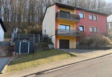 Zweifamilienhaus mit zwei Balkonen und zwei Terrasse in Waldrandlage