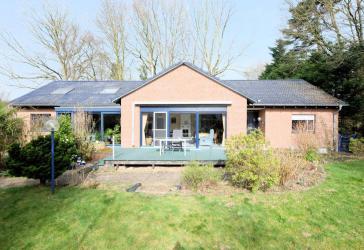 Platz für die ganze Familie- Semibungalow mit zwei Garagen und großem Garten