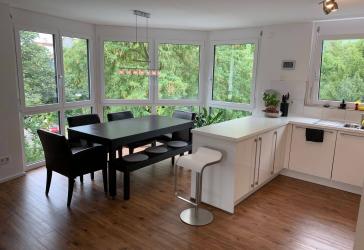 Direkt am Kurpark: Neuwertige 3-Zi.-Wohnung mit Balkon, Aufzug & TG- Stellplatz – bezugsfrei