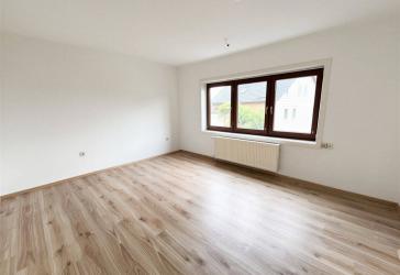 Großzügige 3-Zimmer-Wohnung mit Balkon und Garage in Neustadt!